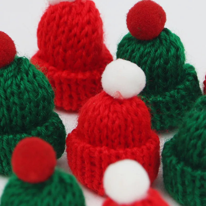 Pacote de 10 Chapéus de Natal Miniatura de Tricot (4x6cm) para Decoração DIY - Pendentes de Natal Feitos à Mão