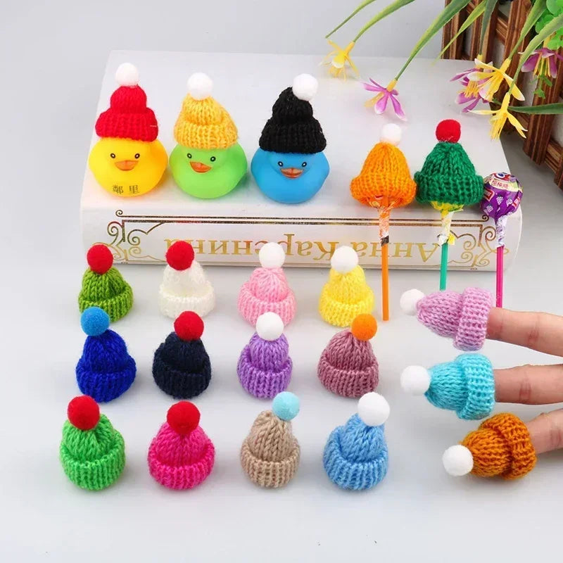 Conjunto de 10 a 20 Chapéus Miniatura de Natal de Tricot - Acessórios para Artesanato, Decoração de Árvore e DIY